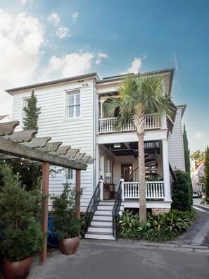 Exterior - Entire Luxury Mansion Suite in Downtown Charleston (Charleston)