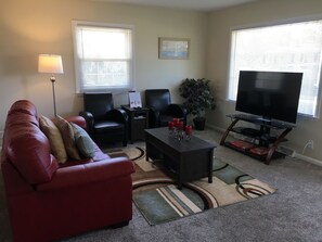 Smart TV, DVD player, books, video library - Stately! Professionally Cleaned, Self Check In - Sleeps 10  (Racine)