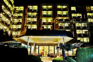 Fachada de la propiedad por la tarde o noche