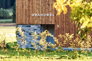 A wooden building with the name 'GRANOBEL' and the number '3' on its facade. - Chalet N ° 4 - Gränobel chalets (Grän)