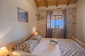 2 bedrooms, iron/ironing board, free WiFi, bed sheets