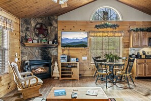 Fernseher, Kamin, DVD-Player