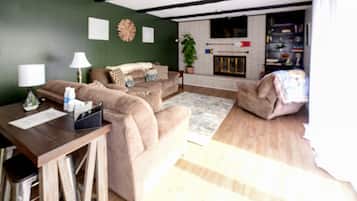 Smart TV, chimenea y libros