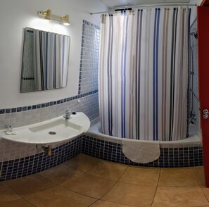 Bathtub, hair dryer, towels - Cosy Flat in Playa San Juan with Large Patio (Guía de Isora)