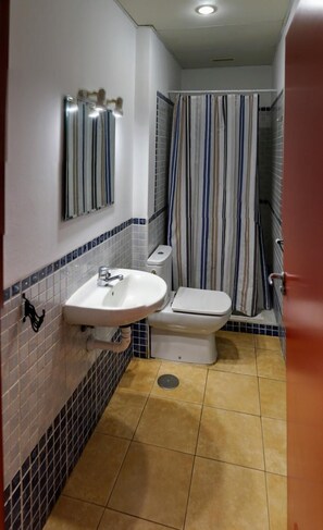 Baignoire, sèche-cheveux, serviettes fournies