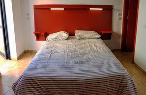 3 chambres, fer et planche à repasser, Wi-Fi, draps fournis