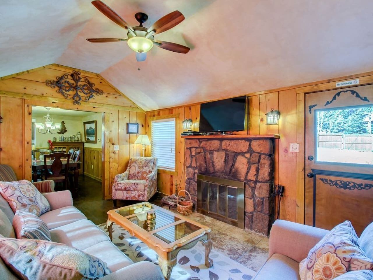 TV connectée, cheminée, lecteur de DVD, livres