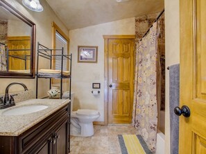 シャワー付き浴槽、ヘアドライヤー、タオル、石鹸