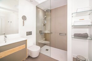 Douche, sĂšche-cheveux, serviettes fournies, savon