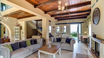 Télévision, cheminée, chaßne hi-fi