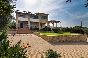 Exterior - SELENE, stone villa in Gerani Platanias Crete. (Platanias)