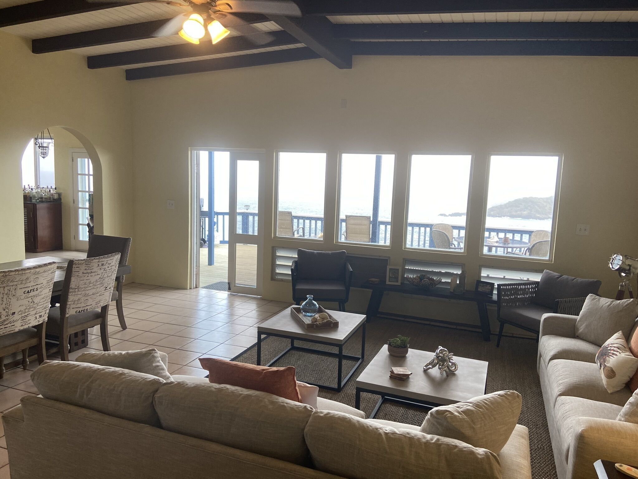 Smart-TV, DVD-Player, Bücher, Stereoanlage