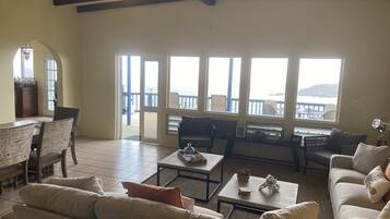 Smart-tv, dvd-spelare, böcker och en stereo