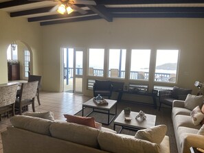 Älytelevisio, DVD-soitin, kirjoja, stereot