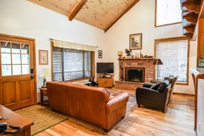 Smart TV, chimenea, reproductor de DVD y libros 