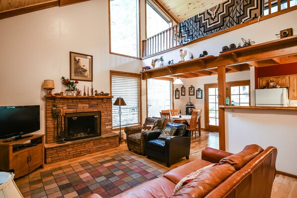 Smart TV, chimenea, reproductor de DVD y libros 