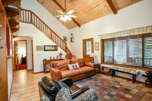 Smart-TV, peis, DVD-spiller og bøker