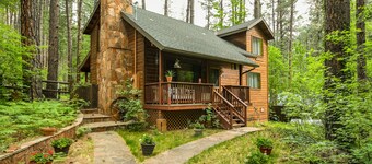 Cozy Cabin Nestled in the Heart of Oak Creek, minutes from trails