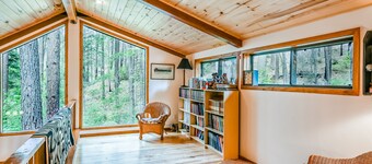 ¡Nuevo! Acogedora cabaña ubicada en el corazón de Oak Creek, a minutos de senderos