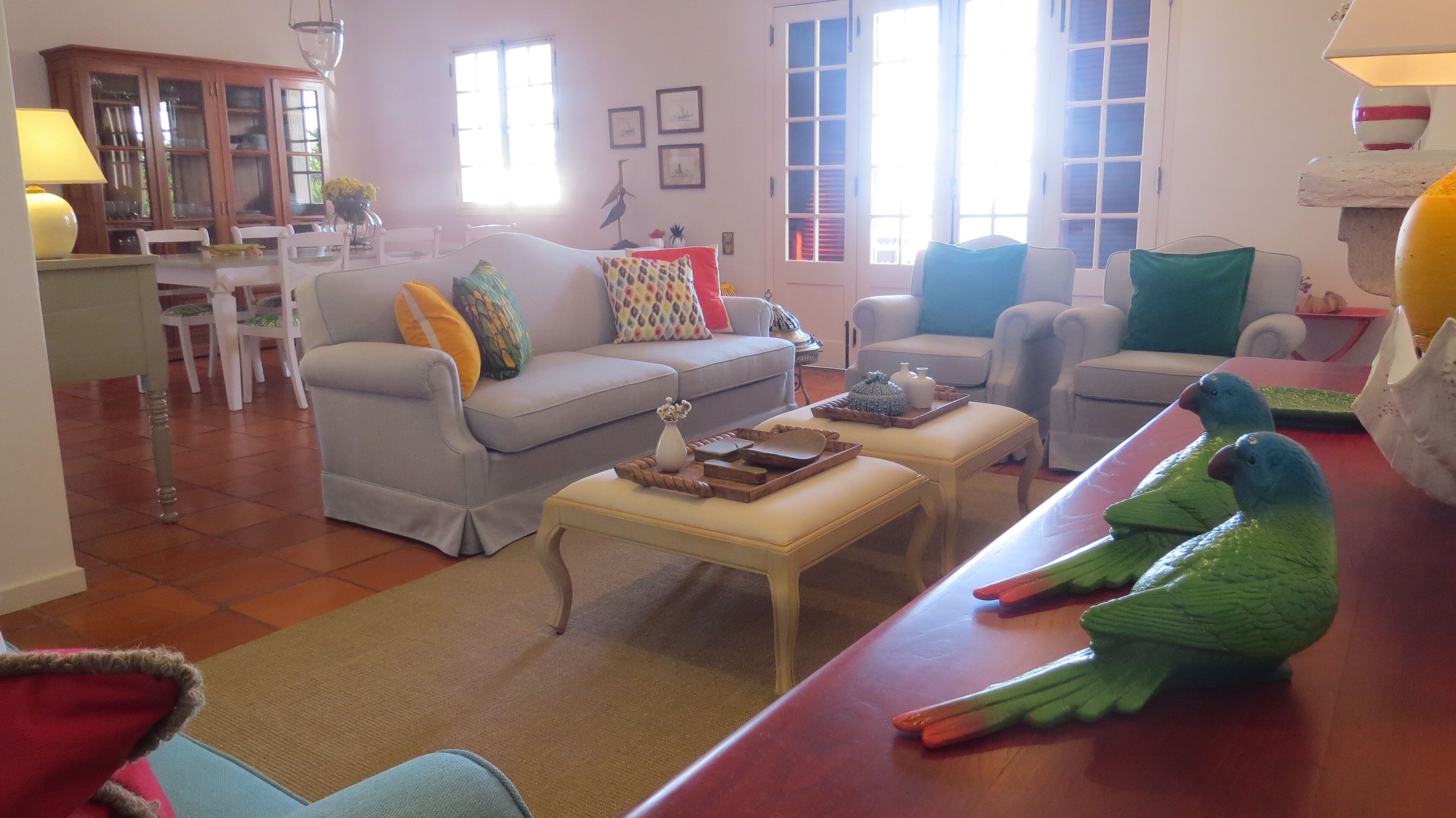 Älytelevisio, takka, videopelejä, DVD-soitin