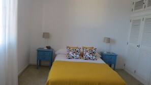 3 habitaciones, tabla de planchar con plancha y cuna de viaje 