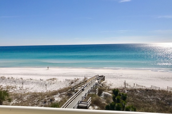 En la playa y camastros