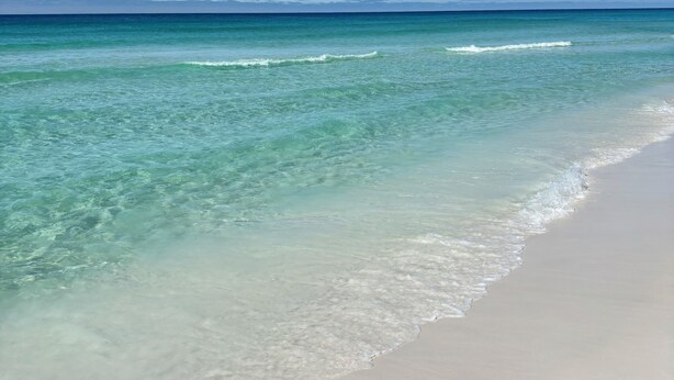 A beach with clear water and a wide sandy shore. - Direct Beach Front, June 20-23 OPEN! Free Beach Service, Amazing View, LazyRiver (Fort Walton Beach)