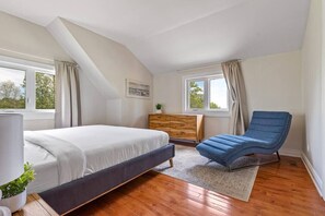 6 bedrooms, iron/ironing board, free WiFi, bed sheets - Log House by the Lake, Retreat with Spa Amenities (Brighton)