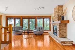 Televisión, chimenea y futbolito 