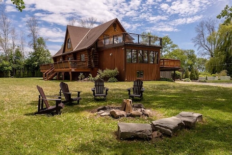 Property grounds. Log House by the Lake, Retreat with Spa Amenities