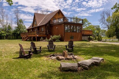 Log House by the Lake, Retreat with Spa Amenities