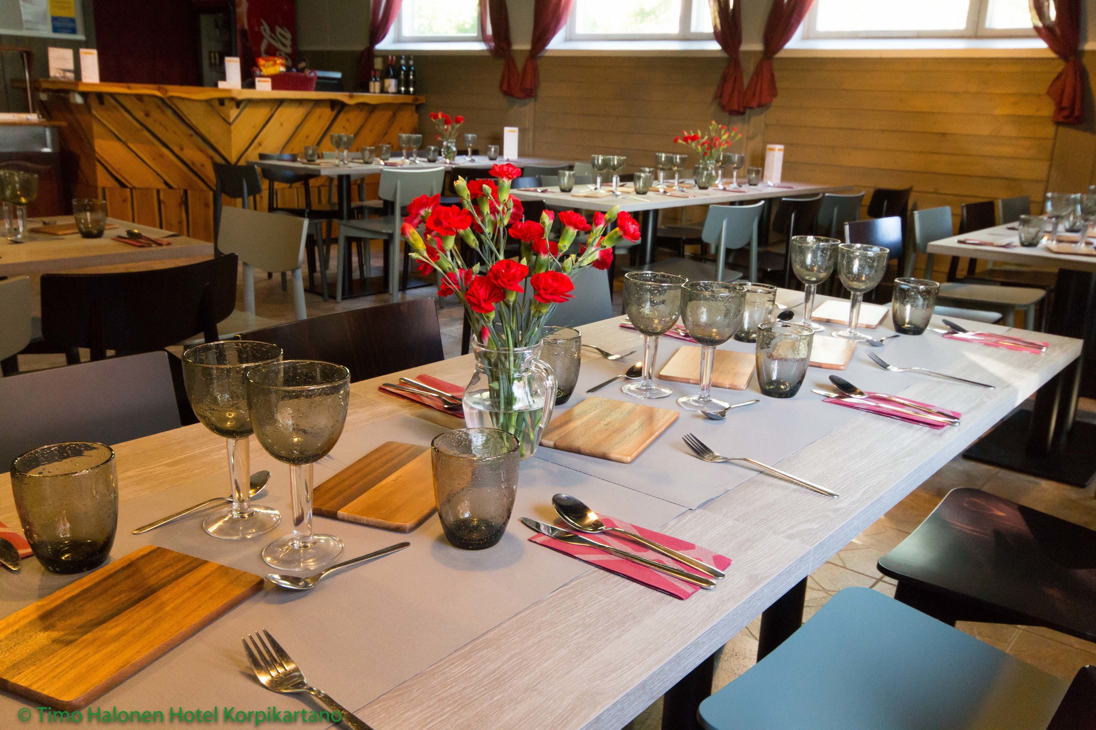 2 restaurants, breakfast, lunch, dinner served; regional cuisine