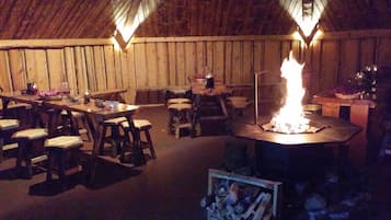 2 restaurants; ze serveren er ontbijt, lunch en diner