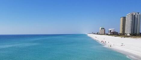 In Strandnähe, Liegestühle, Strandtücher