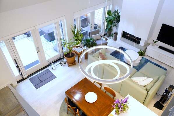 Smart TV, fireplace, DVD player, books