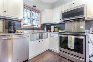 Réfrigérateur, four à micro-ondes, un four, surface de cuisson