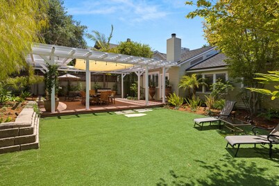 ¡Camina hasta Beach and Coast Village Road desde este exuberante y aislado oasis!