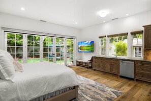 5 bedrooms, desk, iron/ironing board, free WiFi - Montecito Beach House w/Hot Tub & Cold Plunge - Walk to Beach and Restaraunts (Montecito)