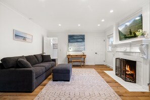 智能电视、壁炉、乒乓球、立体声音响