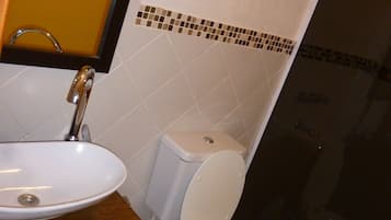 Dusche, Regendusche, kostenlose Toilettenartikel, Bidet