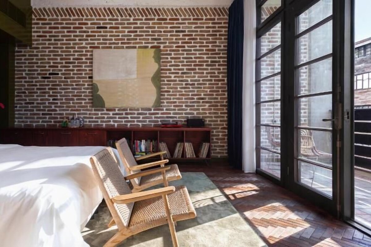 Minibar, caja de seguridad en la habitación y escritorio 