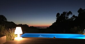 Una piscina al aire libre de temporada