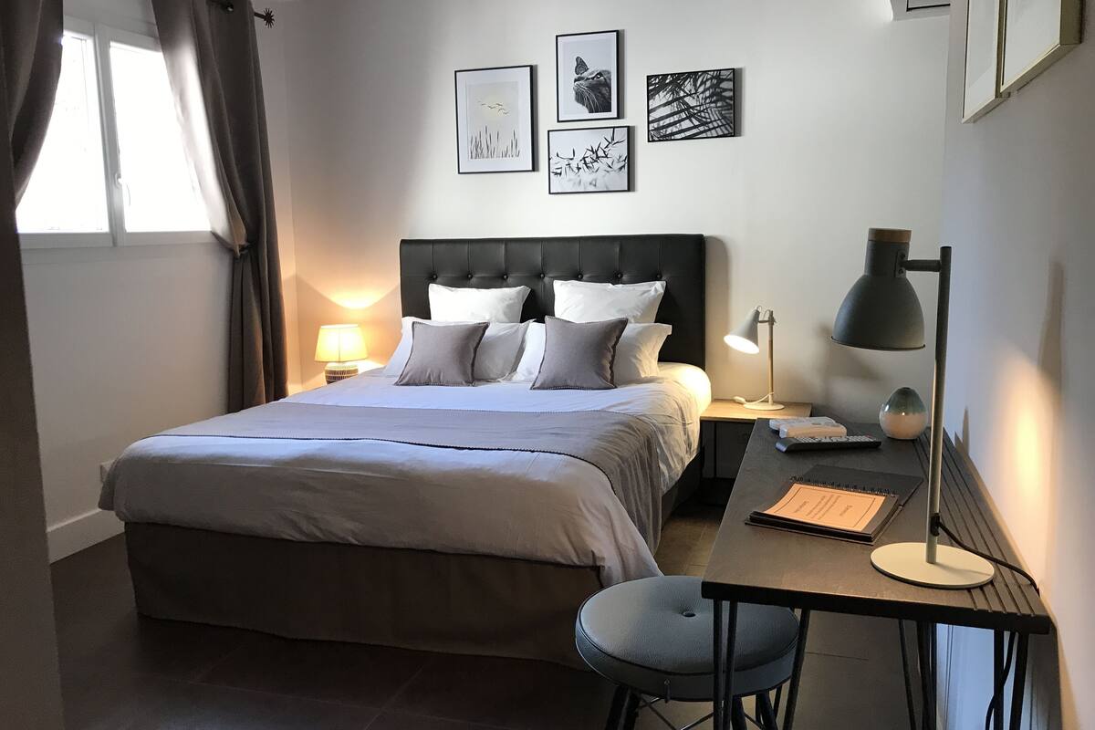 Decoración personalizada, muebles diferentes y wifi gratis