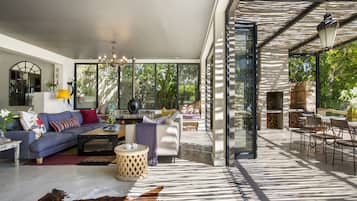 Table Mountain Retreat | Living area | 42-inch flat-screen TV with satellite channels, LCD TV, fireplace