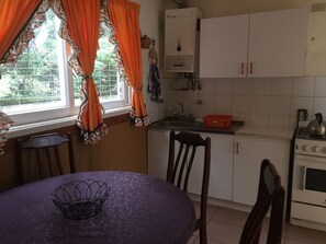 Cabaña estándar, 2 habitaciones | Cocina privada | Frigorífico, microondas, horno y placa de cocina