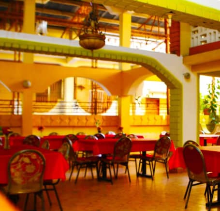 Breakfast, lunch and dinner served . Hotel Le Meridien