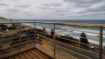 Departamento superior, 2 habitaciones, vista al océano, frente al mar | Balcón
