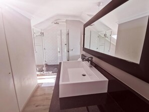 Shower, rainfall showerhead, free toiletries, hair dryer