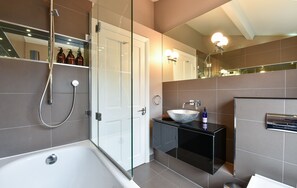 City Apartment, 2 Bedrooms | Bathroom - Woodbridge House Apartment (London)