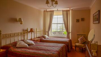 Apartment, 1 Bedroom | Iron/ironing board, free rollaway beds, free WiFi, bed sheets